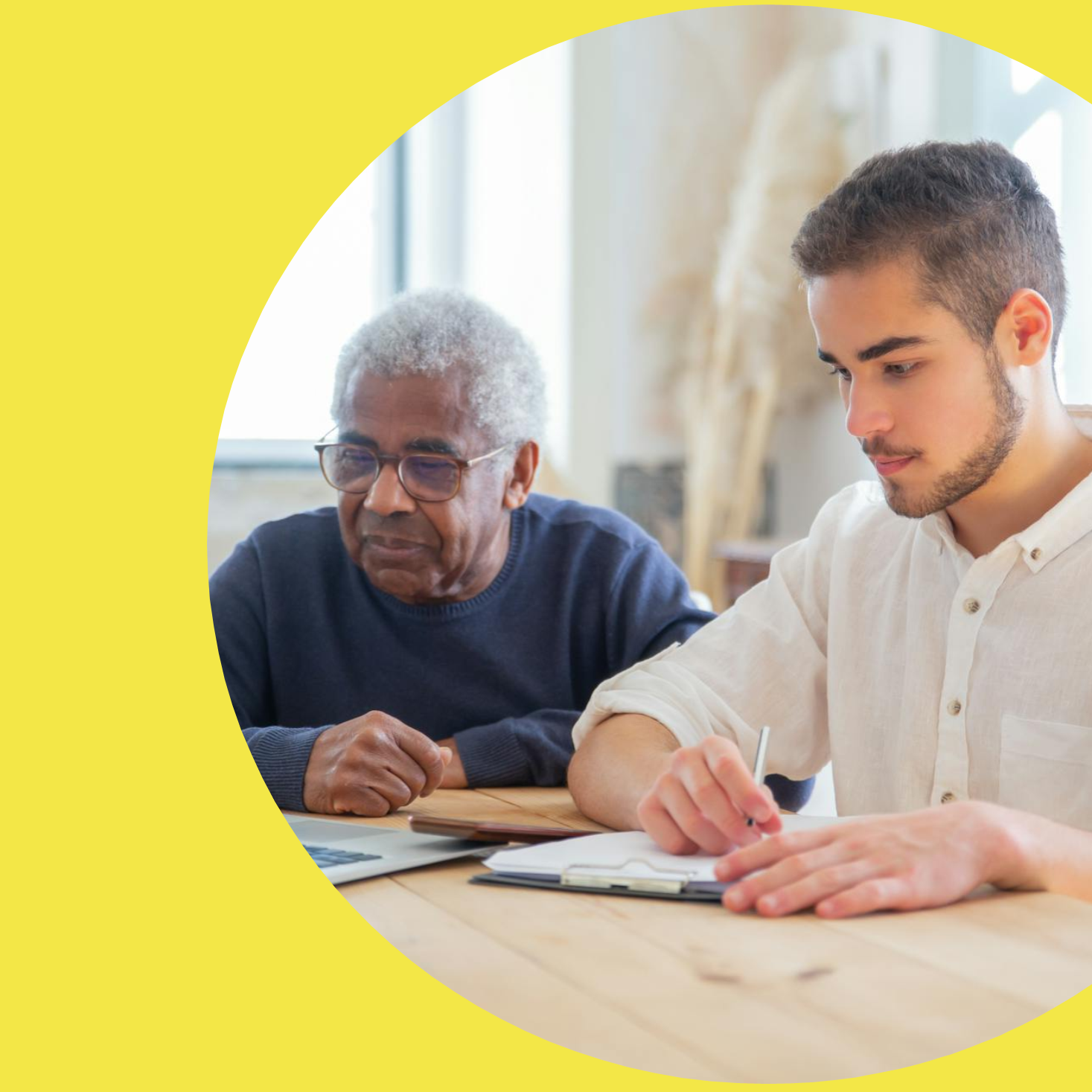 creatividad semicircular de color amarillo en la que destaca una imagen relacionada con el Premio Envejecimiento Activo y Conexión Social