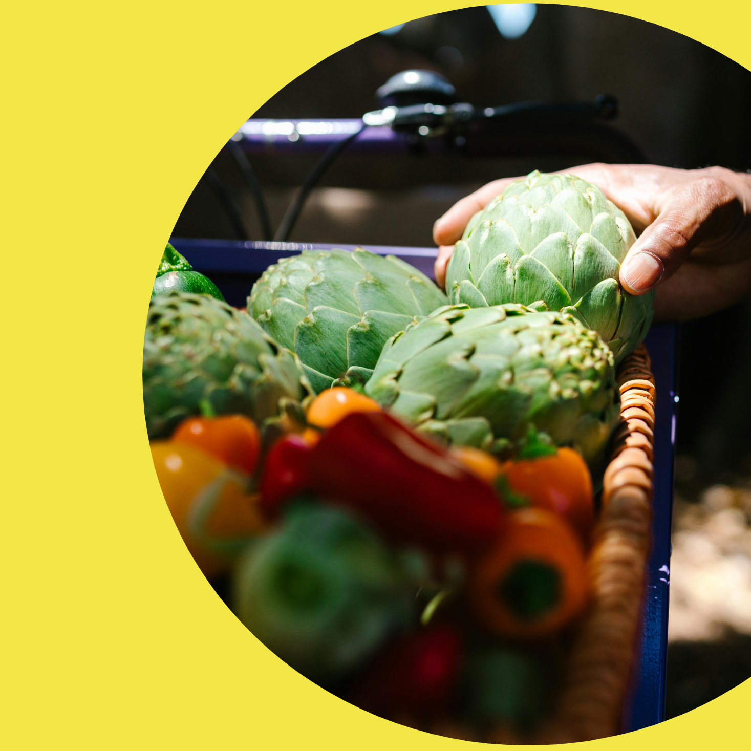 creatividad semicircular de color amarillo en la que destaca una imagen relacionada con el Premio Consumo Responsable y Lucha contra el Desperdicio