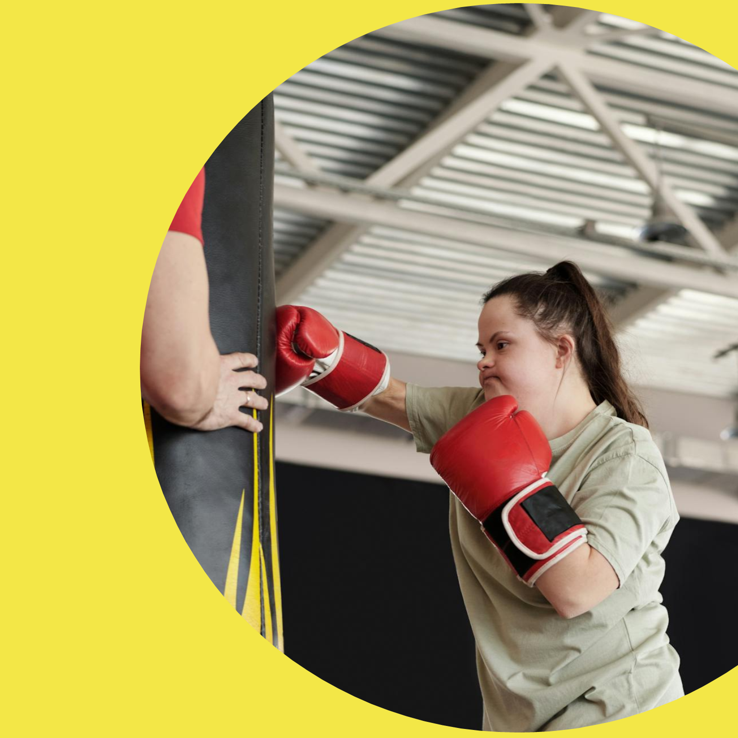 creatividad semicircular de color amarillo en la que destaca una imagen relacionada con el Premio Deporte Inclusivo