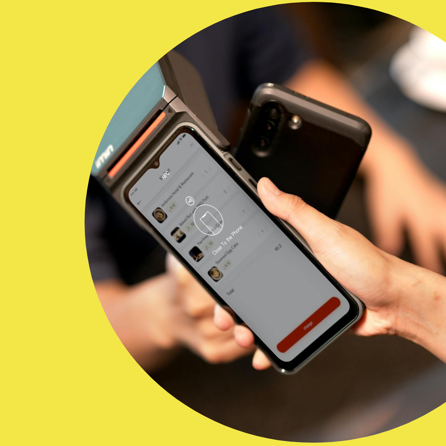 creatividad semicircular de color amarillo en la que destaca una imagen relacionada con el Premio Accesibilidad en Banca y Comercio