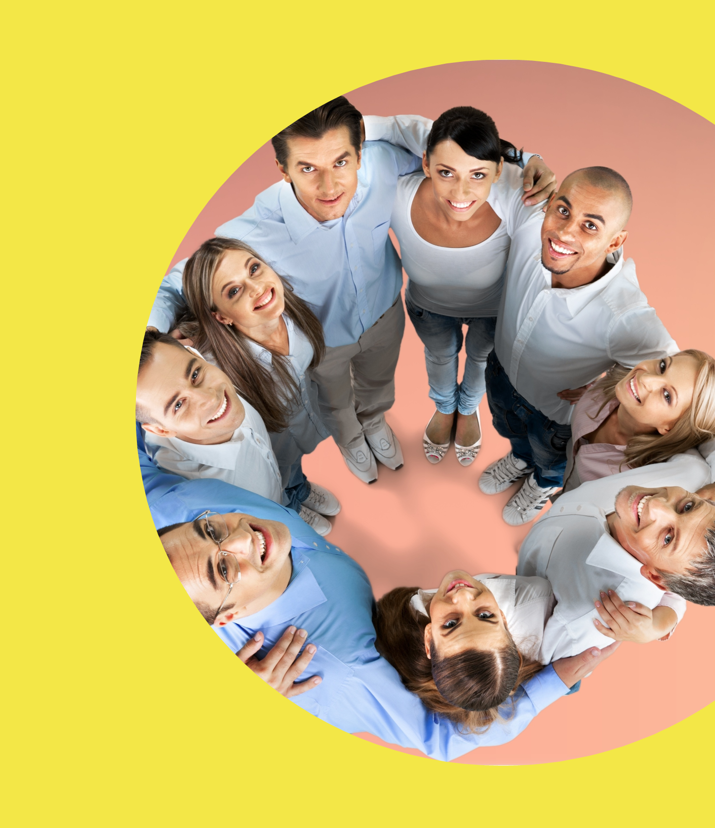 creatividad semicircular de color amarillo en la que destaca la imagen de un grupo de personas abrazadas en círculo, mirando hacia la cámara que está encima de ellos