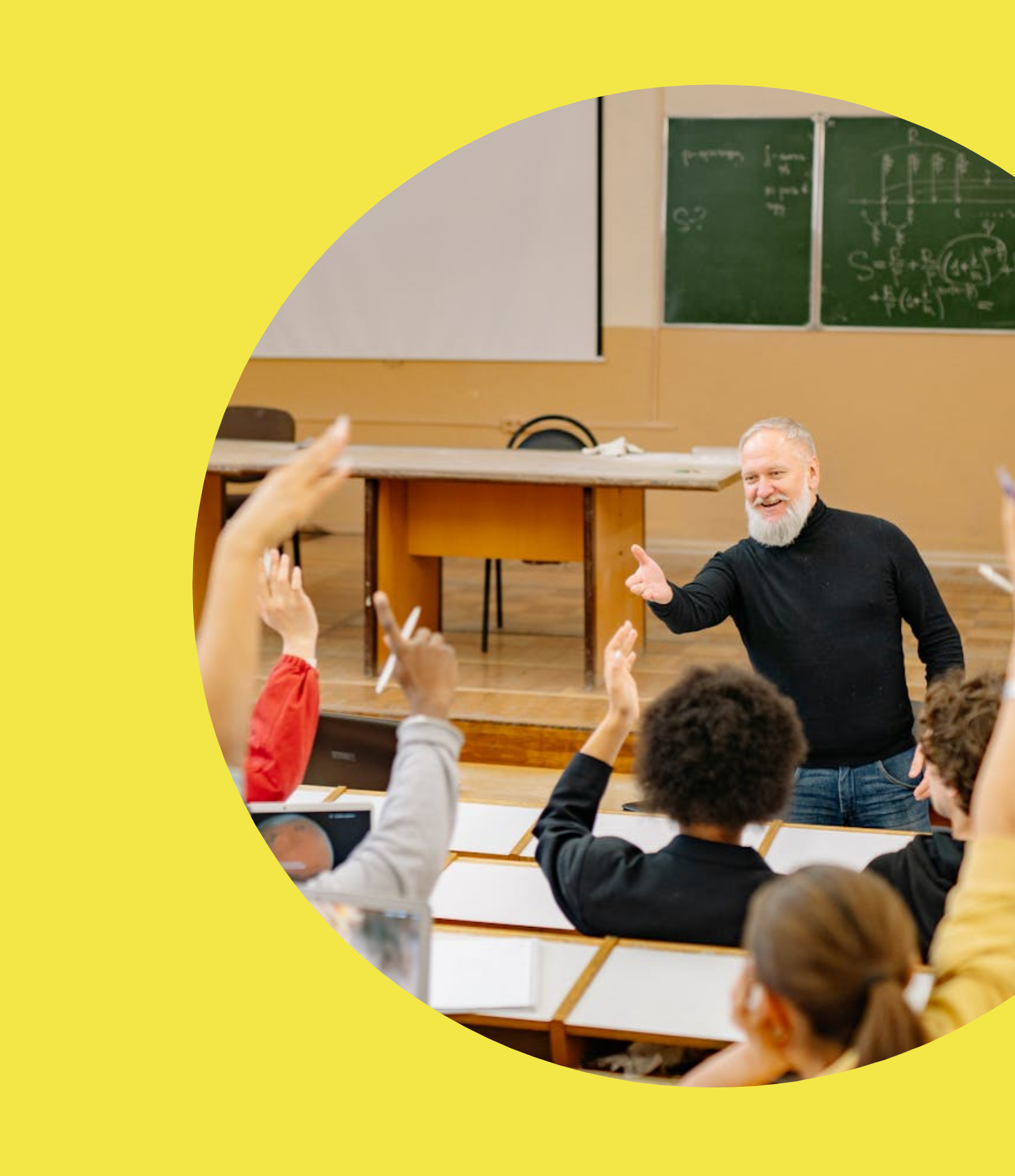creatividad semicircular de color amarillo en la que destaca la imagen de un profesor dando clase en lo que presuponemos un aula universitaria o de estudios superiores