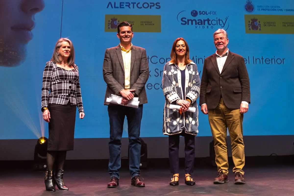 Virginia Barcones Sanz, Directora General de Protección Civil y Emergencias y Carlos Marcos, director de Desarrollo de Negocios de Solfix Smartcity