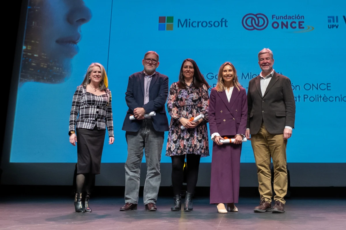 Sonia Marzo, directora de Capacitación en IA Microsoft España, Lucía Bernard, agente de Innovación de Instituto VRAIN y Antonio Ingelmo, técnico de Dirección de Accesibilidad Universal e Innovación Fundación ONCE